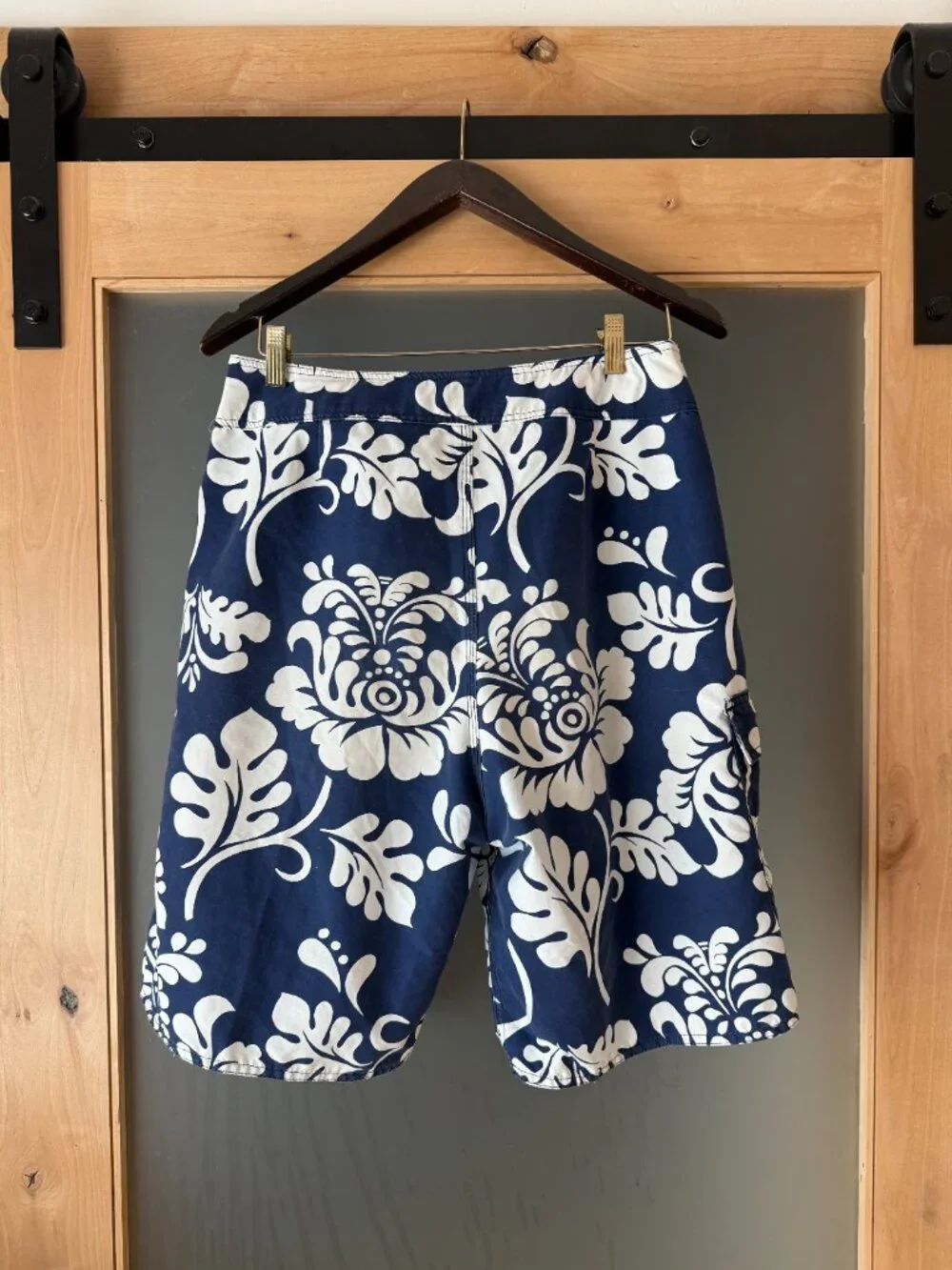 Vintage 90s / 00s Quiksilver Hawaiian Floral Boardshorts Navy White Size 34